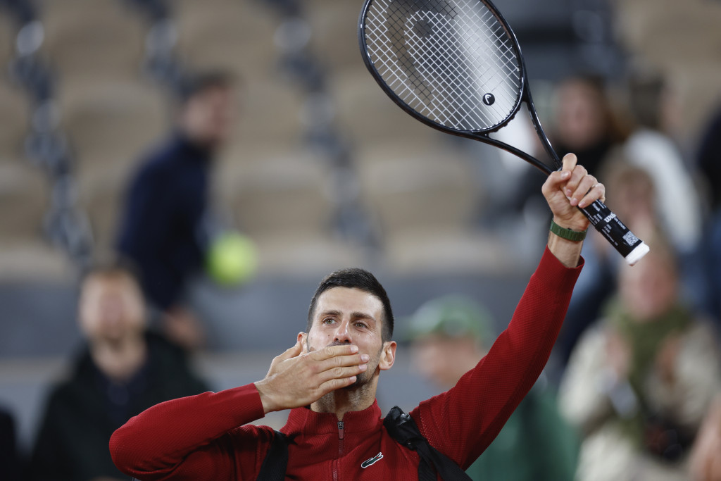 NOVAK JE STVOREN ZA SVAKI SPORT Đoković izazvao delirijum u Bulonjskoj šumi, pa pokazao umeće u popularnoj igri i to sa penzionerima u Parizu (VIDEO)