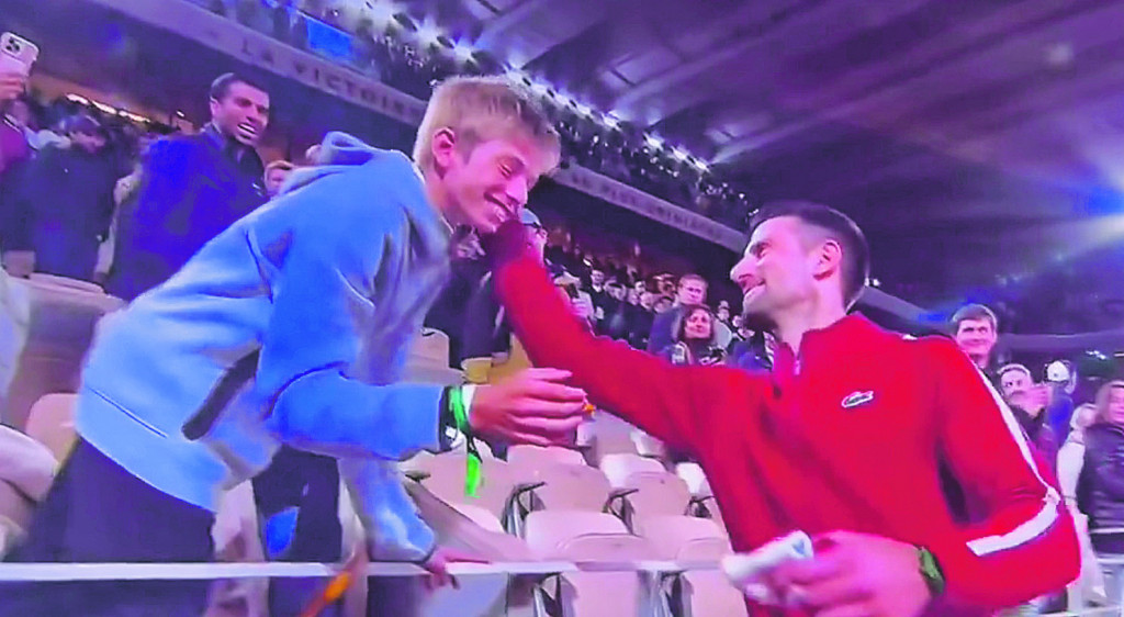 NOLE KAO SUPERHEROJ Klinci su najverniji Đokovićevi navijači u Parizu (FOTO)