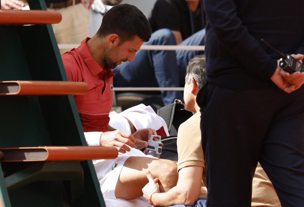 OZBILJAN PEH ZA ĐOKOVIĆA Nole se povredio, lekar mu pomagao, navijači u NEVERICI (FOTO)