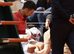 OZBILJAN PEH ZA ĐOKOVIĆA Nole se povredio, lekar mu pomagao, navijači u NEVERICI (FOTO)