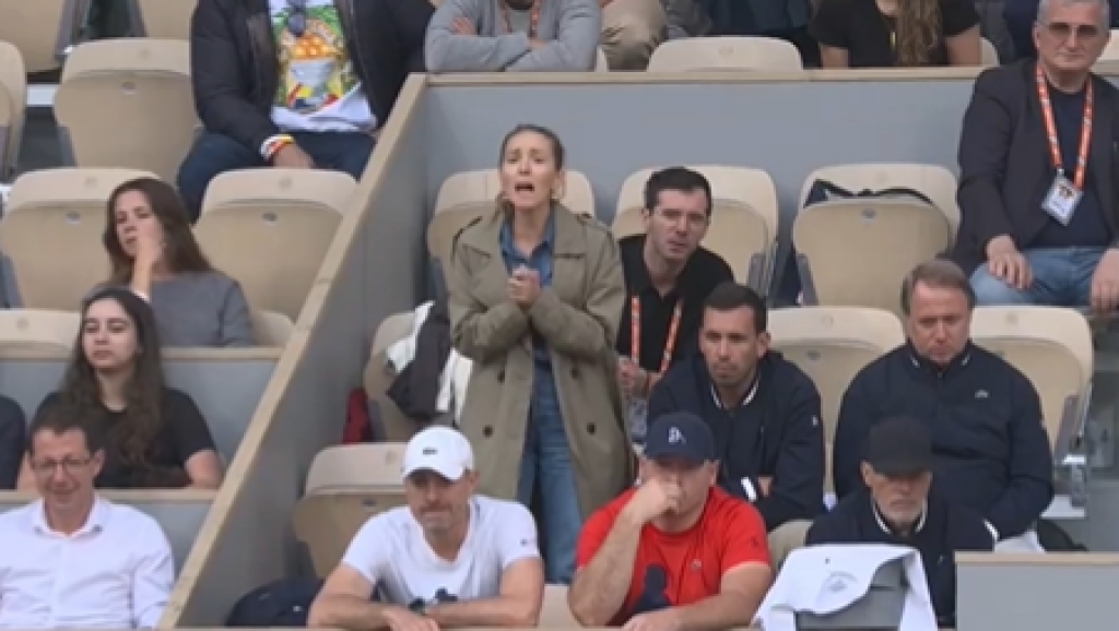 POGLEDAO JE U NJU I DOBIO MEČ Jelena Đoković postala glavni deo tim, supruga dala najjači savet Novaku (VIDEO)