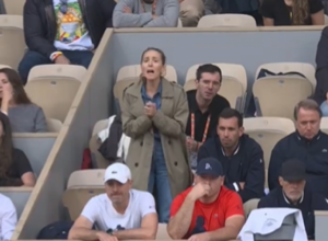 POGLEDAO JE U NJU I DOBIO MEČ Jelena Đoković postala glavni deo tim, supruga dala najjači savet Novaku (VIDEO)