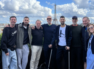 NASMEJAN UPRKOS SVEMU Pojavila se slika Novaka Đokovića na štakama, srpski teniser poslao moćnu poruku iz Pariza (FOTO)