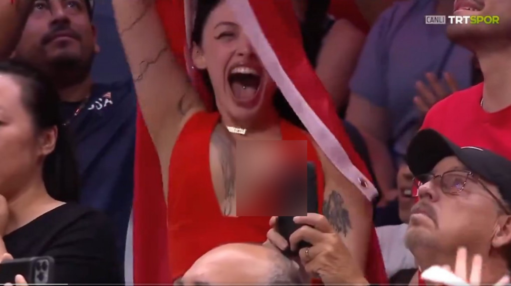 NEVIĐENI SKANDAL Navijačici ispale grudi usred TV prenosa, islamisti burno reagovali, a ona obrisala profile na mrežama (VIDEO)