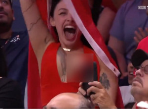 NEVIĐENI SKANDAL Navijačici ispale grudi usred TV prenosa, islamisti burno reagovali, a ona obrisala profile na mrežama (VIDEO)