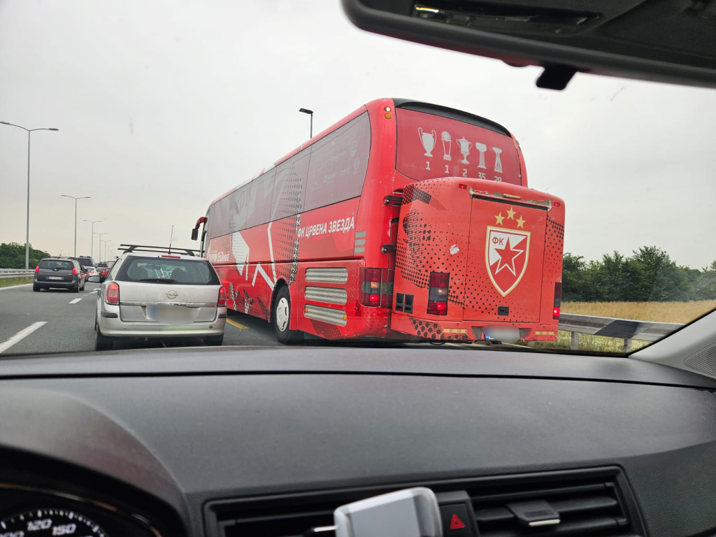 STIŽE U BEOGRAD Alo! snimio Zvezdin autobus, a nešto posebno nalazi se pored vozača (FOTO)