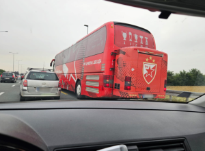 STIŽE U BEOGRAD Alo! snimio Zvezdin autobus, a nešto posebno nalazi se pored vozača (FOTO)