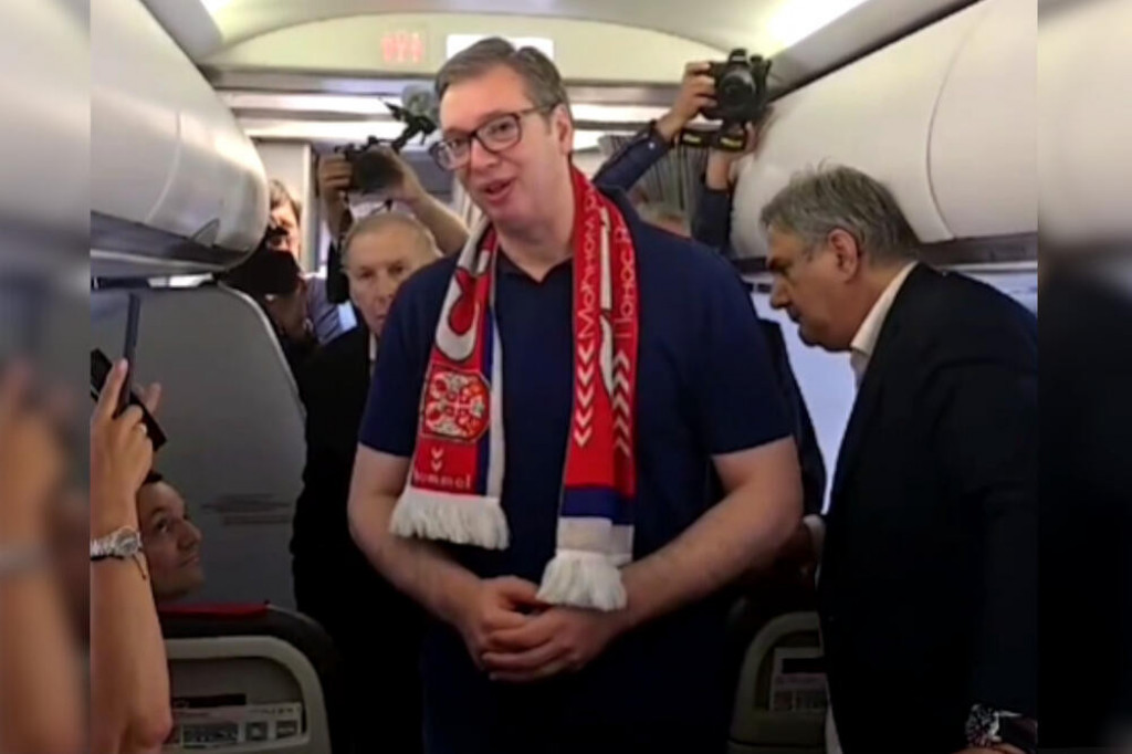 NAŠI FUDBALERI SU ME VRATILI U DETINJSTVO Predsednik Vučić poslao moćnu poruku pred utakmicu Srbije i Engleske, uz čuveno popunjavanje albuma za sličice (VIDEO)