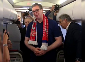 NAŠI FUDBALERI SU ME VRATILI U DETINJSTVO Predsednik Vučić poslao moćnu poruku pred utakmicu Srbije i Engleske, uz čuveno popunjavanje albuma za sličice (VIDEO)
