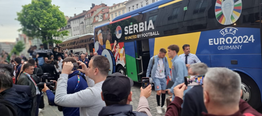DOČEK "ORLOVA" U AUGZBURGU Srbi napravili ludnicu ispred hotela, ovacije za fudbalere i Piksija