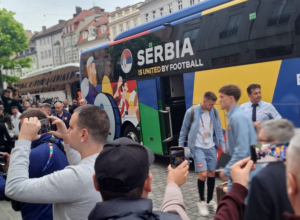 DOČEK "ORLOVA" U AUGZBURGU Srbi napravili ludnicu ispred hotela, ovacije za fudbalere i Piksija
