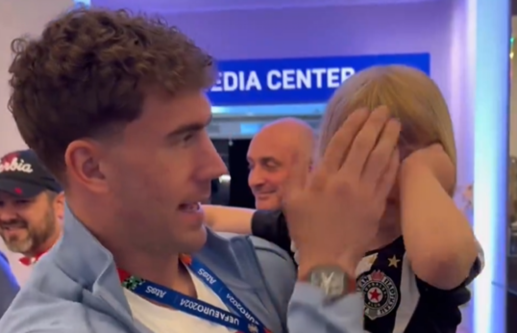 ŠTO PLAČEŠ SREĆO? Vlahović u zagrljaju sa uplakanom devojčicom u dresu Partizana (VIDEO)