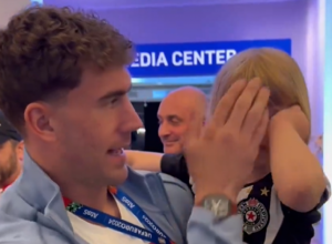 ŠTO PLAČEŠ SREĆO? Vlahović u zagrljaju sa uplakanom devojčicom u dresu Partizana (VIDEO)