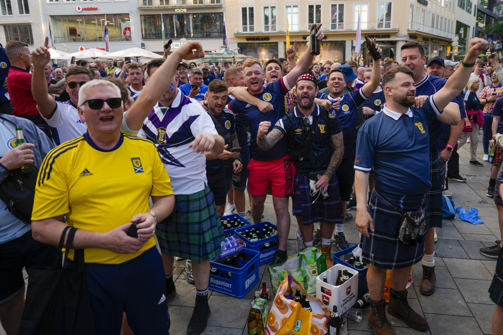OVO JE POTPUNI HIT Navijači Škotske ispred hotela "orlova": Pobedite Englesku, molimo vas
