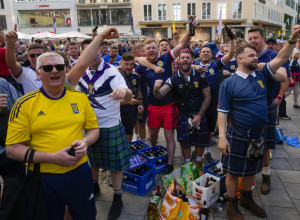 OVO JE POTPUNI HIT Navijači Škotske ispred hotela "orlova": Pobedite Englesku, molimo vas