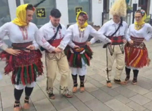 KOLO USRED GELZENKIRHENA Srpska fan zona ulepšana narodnim nošnjama i prelepom igrom (VIDEO)