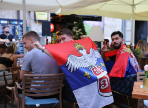 CELA NACIJA ČEKA VAŽAN MEČ "ORLOVA" Navijači okupirali kafiće u Beogradu, sve spremno za spektakl Srbije i Engleske (VIDEO)