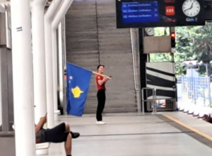 PROVOKACIJA U MINHENU Navijač šeta sa lažnom državom Kosova i to baš kod stadiona na kom igraju "Orlovi"