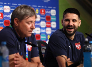 DA LI JE ON NOVI KAPITEN "ORLOVA"? Evo šta Mitrović radi u danu kada se Tadić oprostio od reprezentacije (FOTO)