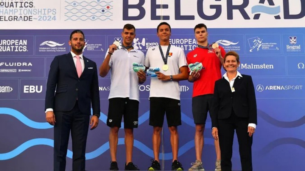 BARNA JE PONOS SRBIJE Našem plivaču Vanja Udovičić uručio medalju