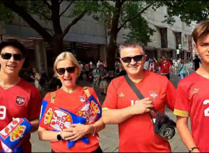 POTEGLI ČAK IZ ČIKAGA DA BODRE SRBIJU Zanimljiva priča mešovite porodice iz Minhena (VIDEO)