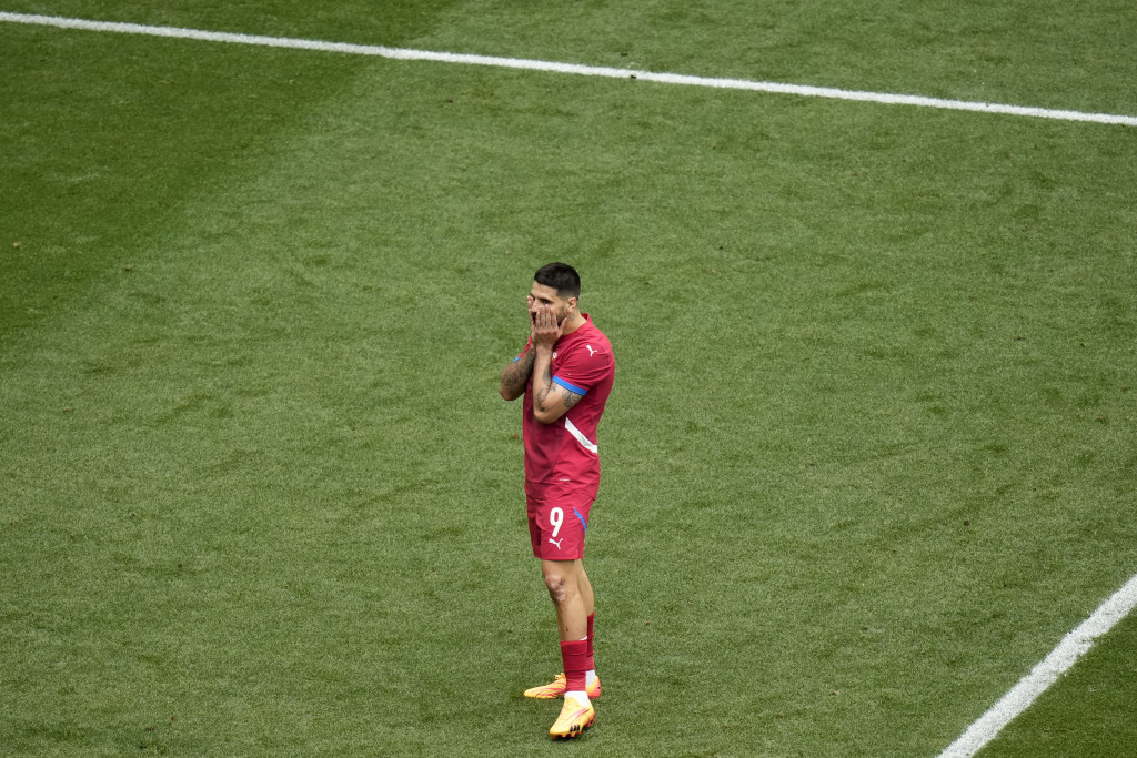DA LI JE OVO MOGUĆE? Aleksandar Mitrović pogodio prečku, šta treba da se desi, pa da Srbija da gol? (VIDEO)
