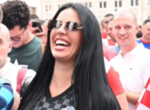 VATRENA IVANA NAPRAVILA POMETNJU Čuvena navijačica Hrvatske upala u masu navijača, nastala totalna ludnica, ovakvu feštu samo ona može da napravi (VIDEO)