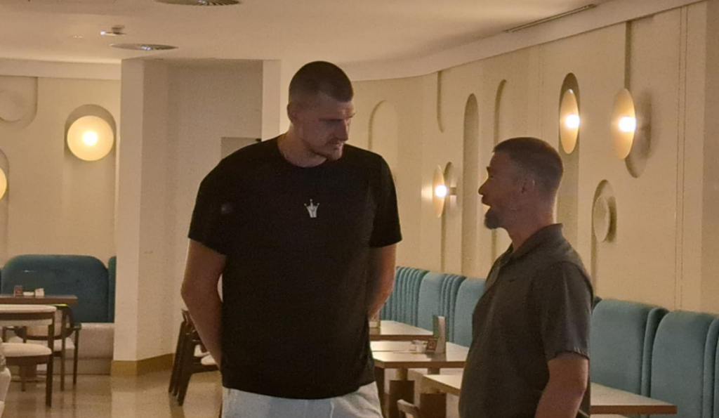 OVO SU SVI ČEKALI Jokić se odazvao Srbiji, evo u kom izdanju je došao u "Kraun plazu" (VIDEO)