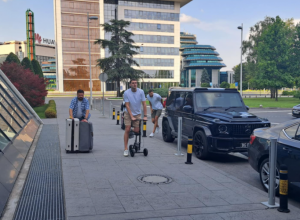 JOVIĆ NA "JEDNOJ NOZI" DOŠAO NA OKUPLJANJE Svetislav Pešić otkrio detalje povrede (VIDEO)