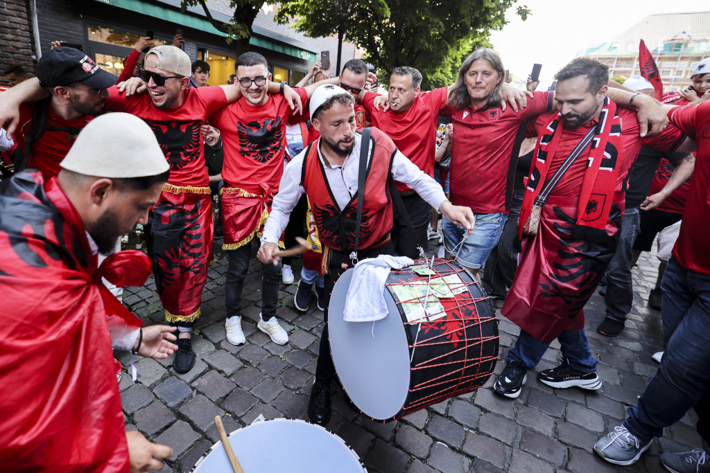 POTPUNA LUDNICA Španci zaigrali kolo sa Albancima (VIDEO)