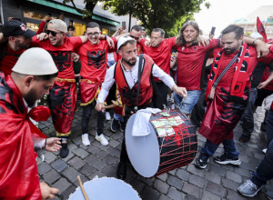 POTPUNA LUDNICA Španci zaigrali kolo sa Albancima (VIDEO)