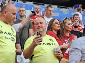 ORLOVI IMAJU OGROMNU PODRŠKU U MINHENU Otac Lazara Samardžića bodri sina i Srbiju na "Alijanc areni" (VIDEO)