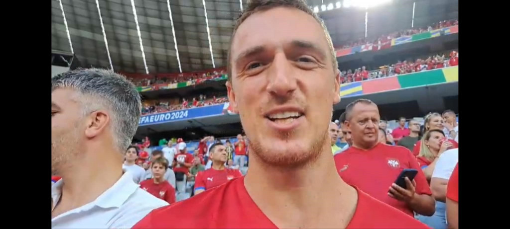 "UVEK UZ NAŠE FUDBALERE" Danilo Anđušić "potegao" u Nemačku da podrži Srbiju (VIDEO)