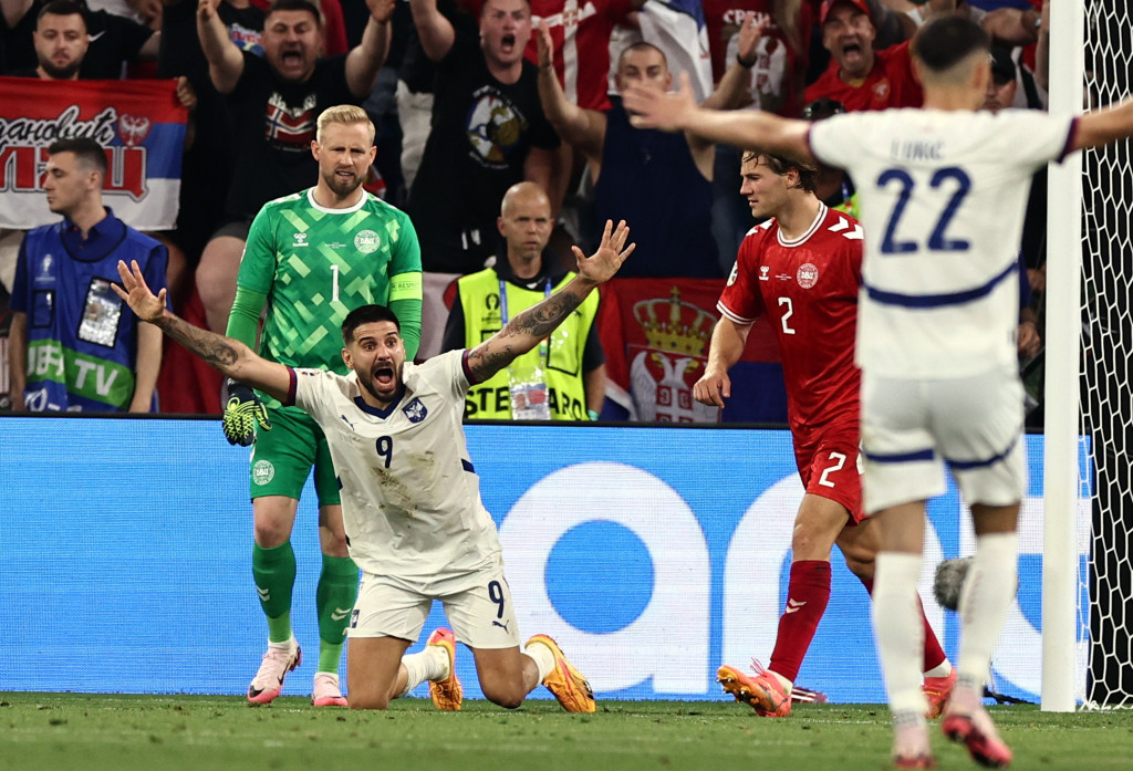 DA LI JE SRBIJA OŠTEĆENA ZA PENAL?! Mitrović očigledno povučen za dres, sudija nije hteo da gleda VAR (FOTO)