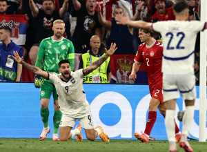 DA LI JE SRBIJA OŠTEĆENA ZA PENAL?! Mitrović očigledno povučen za dres, sudija nije hteo da gleda VAR (FOTO)