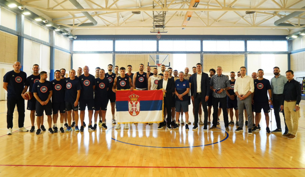 ZA SREĆU U PARIZU Ministar Gajić uručio Bogdanoviću zastavu Srbije