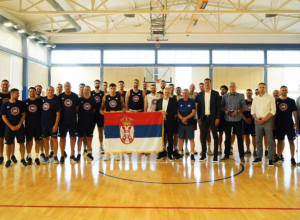 ZA SREĆU U PARIZU Ministar Gajić uručio Bogdanoviću zastavu Srbije