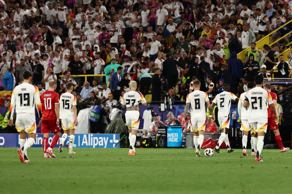 OVAKO NEŠTO SE NE PAMTI Nevreme i gromovi tutnje Dortmundom, Nemci i Danci čekaju UEFA, opšti haos!