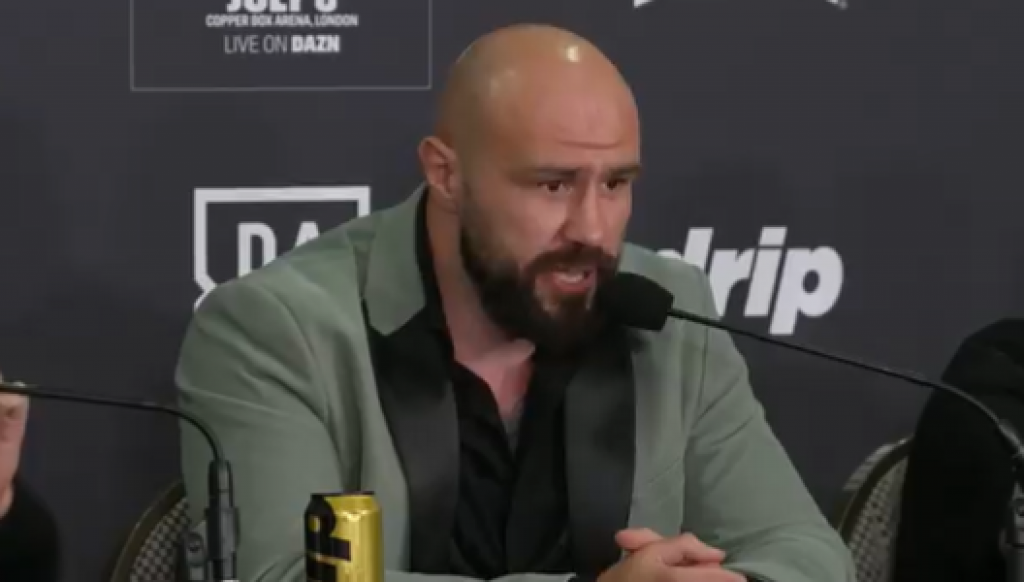 POTPUNO JE POLUDEO Hrvatski bokser doživeo pomračenje, udarao glavom mikrofon i pravio haos (VIDEO)