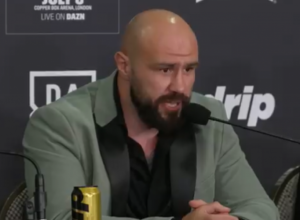 POTPUNO JE POLUDEO Hrvatski bokser doživeo pomračenje, udarao glavom mikrofon i pravio haos (VIDEO)