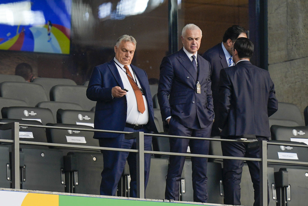 ZANIMLJIV SUSRET U BERLINU Zvezdan Terzić gleda finale Evropskog prvenstva sa jednim od najmoćnijih ljudi u Evropi (FOTO)