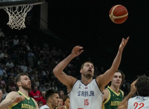ZALUDEO AUSTRALIJANCE Čuveni Jokićev potez, rivali Srbije ne znaju gde je lopta (VIDEO)