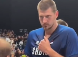 URNEBESNA SCENA PRED MEČ SA AUSTRALIJOM Nikola Jokić krenuo da uđe na teren, a onda je shvatio da nema dres (VIDEO)