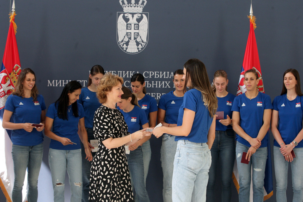 Uručeni diplomatski pasoši odbojkašicama Srbije koje će učestvovati na OI u Parizu