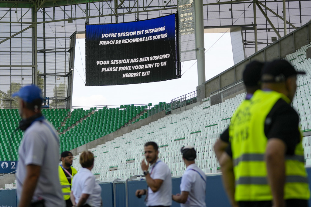 OVO SE NIKAD NIJE DOGODILO U FUDBALU Gol poništen DVA SATA posle utakmice - haos na terenu, jurnjava između obezbeđenja i navijača (VIDEO)