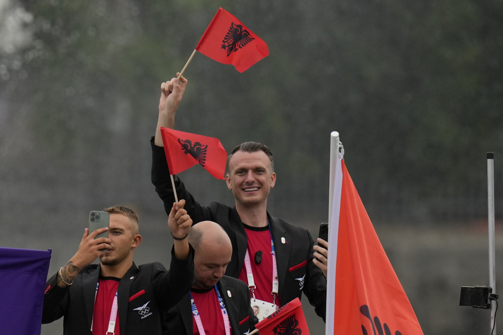 MAHALI POGREŠNOM ZASTAVOM Albanci se na otvaranju Igara obrukali kao nikad, kipte od besa (FOTO)