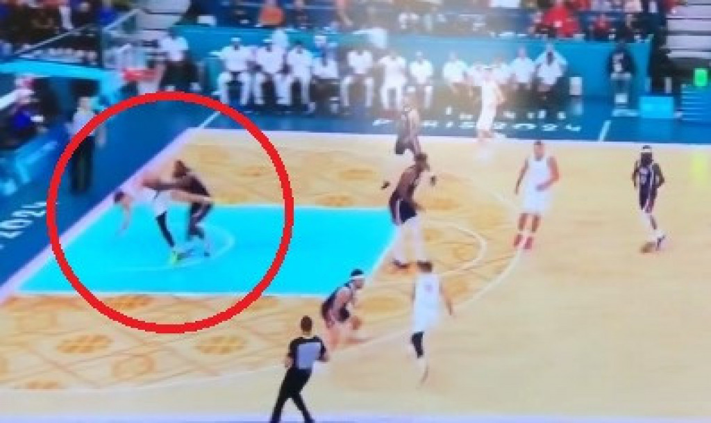 NEVIĐENI SKANDAL Lebron iz čista mira BRUTALNO UDARIO srpskog košarkaša, sudija NIŠTA NIJE DOSUDIO (VIDEO)