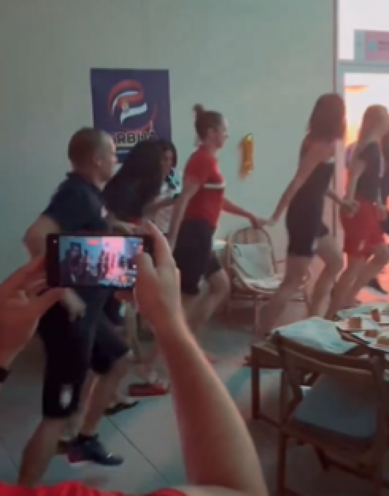 KAKVO LUDILO Mikec upucao medlaju, a onda poveo kolo - OPLETI (VIDEO)