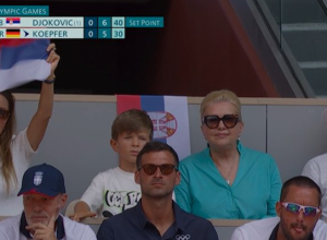 KAKVU PODRŠKU IMA NOVAK Jelena Đoković ne ispušta srpsku trobojku, bodri supruga iz sveg glasa