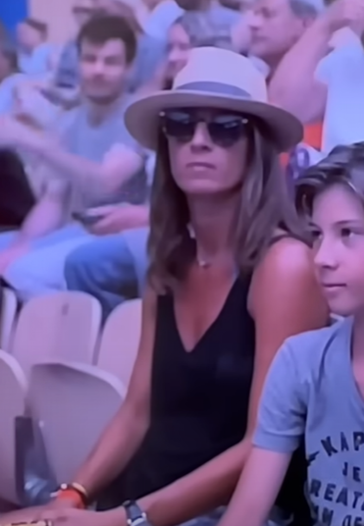 ŠOK SCENA U PARIZU Pokazala grudi dok je dete sedelo pored nje (VIDEO)
